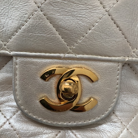 CHANEL classic flap Made In France iridescent pearl white leather gold hardware - Picture 6 of 16